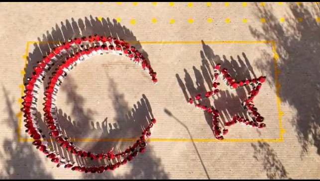 Öğrencilerin ay-yıldız koreografisi büyük beğeni topladı