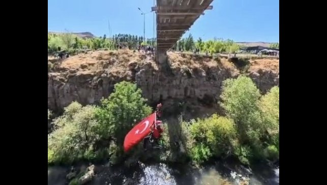 JAK timinden Muradiye Şelalesi'nde bayraklı kutlama
