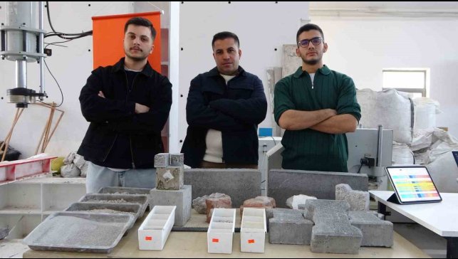 Malatya'da deprem enkazı beton yola dönüştü