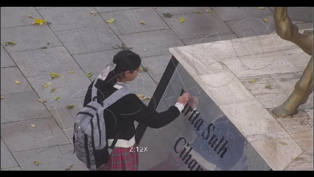 Atatürk büstünü temizleyen minik Asmin'in