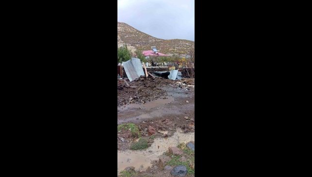 Bingöl'de fırtına çatıları uçurdu