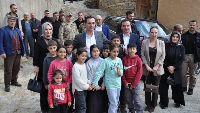 Bitlis Valisi Karakaya, Hizan'daki Uzuntaş köyünü ziyaret etti