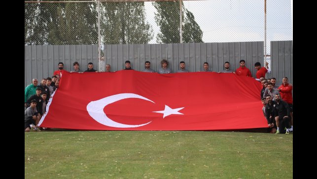 Elazığspor dev Türk bayrağı açtı
