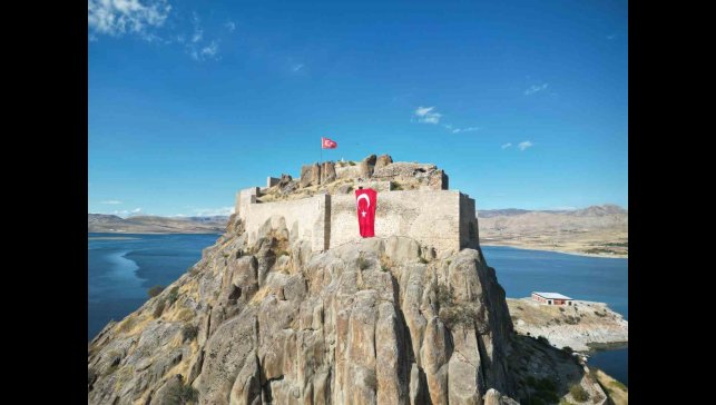 Tarihi kalenin surlarına 50 metrekarelik dev Türk bayrağı asıldı