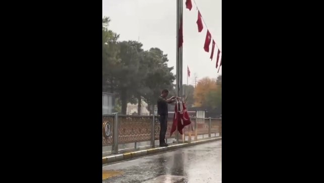 Erzincanlı vatandaşın bayrak hassasiyeti duygulandırdı