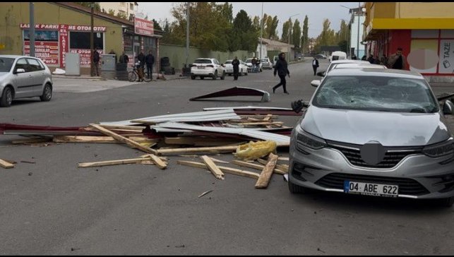 Ağrı'da şiddetli rüzgar çatıları uçurdu