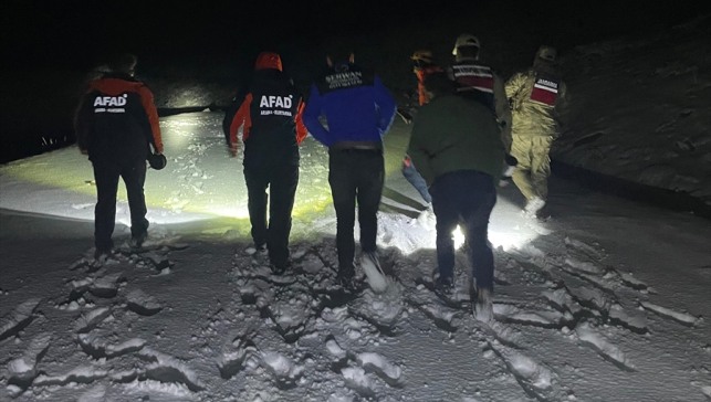 Ağrı'da karda mahsur kalan 2 kişi kurtarıldı