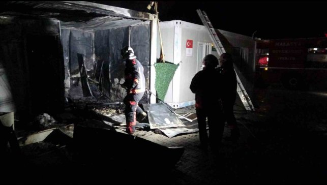 Malatya'da konteyner kentte korkutan yangın