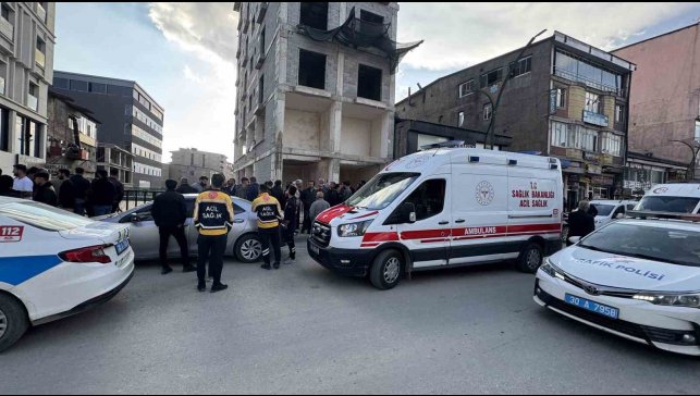 Yüksekova'da intihar girişimi: Polis uzun uğraşlar sonucu vatandaşı kurtardı