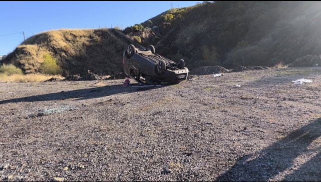 Bingöl'de hafif ticari araç takla attı: 5 yaralı