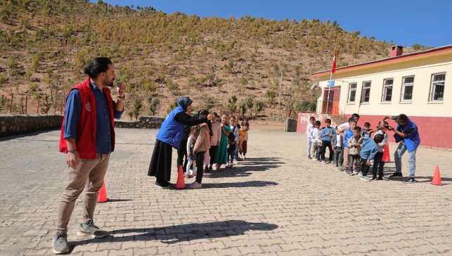 Gönüllüler sınır köylerinde yaptıkları etkinliklerle çocukların yüzünü güldürüyor