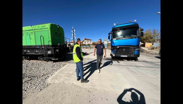 Malatya'da tren tıra çarptı