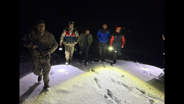 Ağrı'da karda mahsur kalan 2 kişi kurtarıldı