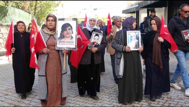 Vanlı aileler bu kez dualarla yürüdü