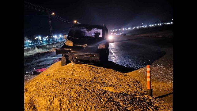 VEDAŞ'ın yer altı çalışmaları Vanlıları mağdur ediyor: Kazı yapılan alanda dün akşam maddi hasarlı kaza meydana geldi