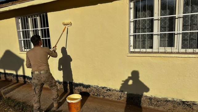 Karlıova'da jandarma ekipleri bir okulun bakım ve onarımını yaptı