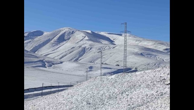 Taşlıçay'da kar yağışıyla Gündoğdu köyü beyaza büründü