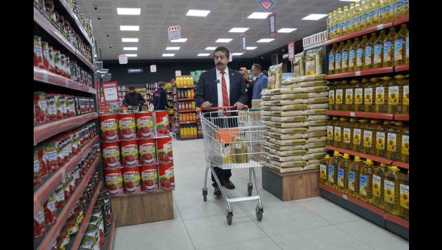 Ak Parti Milletvekili Fırat, Halk Pazarı marketinde alışveriş yaptı