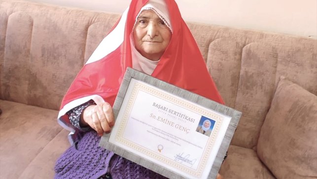 Malatya'da 88 yaşında okuma yazma öğrenen kadına başarı belgesi verildi