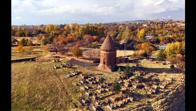 Ahlat'tın tarihi mekanlarında sonbahar güzelliği