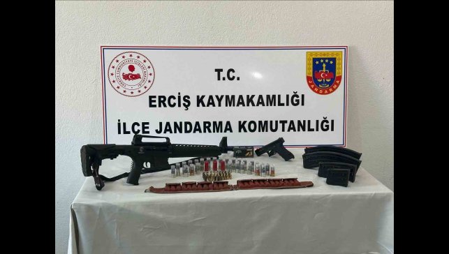 Erciş'te ruhsatsız silah ve fişek ele geçirildi