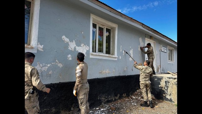 Bingöl'de jandarma ekipleri okulun bakım ve onarımını yaptı