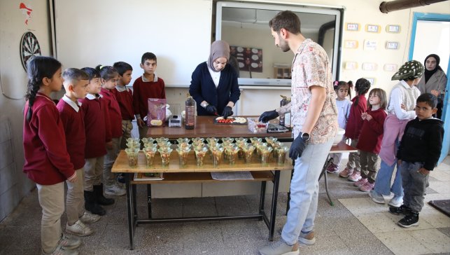 Tatlı ustası, kırsal mahallelerde çocuklara tatlı ikram etti
