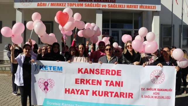 Ağrı'da kadın sağlık çalışanları meme kanseri farkındalığı yürüyüşü yaptı