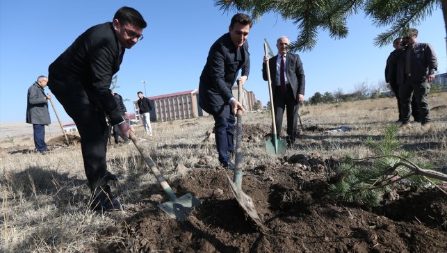 Karabağ Zaferi'nin 5. yıl dönümü dolayısıyla Kars'ta 44 fidan toprakla buluşturuldu