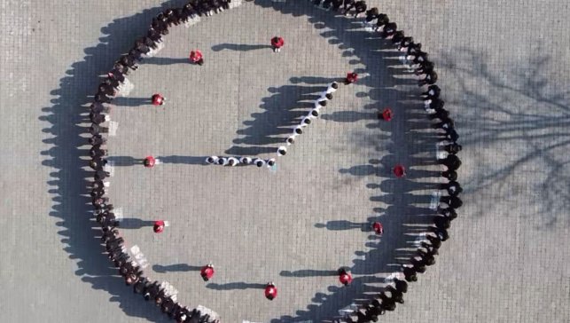 Kars'ta ilkokul öğrencilerinden saat "09.05" koreografisi