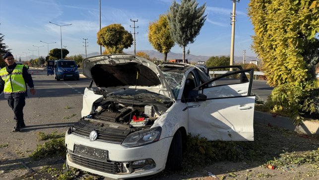 Elazığ'da refüjdeki aydınlatma direğine çarpan otomobildeki 2'si ağır 6 kişi yaralandı