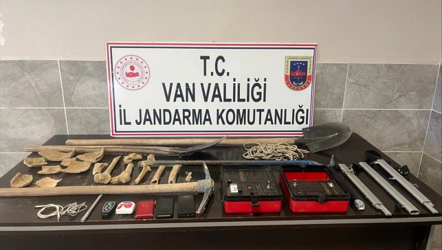 Van'da izinsiz kazı yapan 5 kişi suçüstü yakalandı