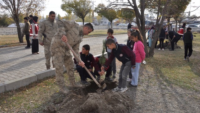 Bulanık'ta Milli Ağaçlandırma Günü'nde fidan dikildi