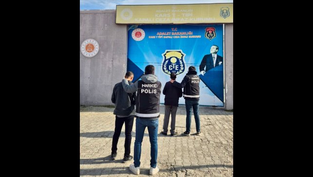 Kars'ta uyuşturucu ticaretinden haklarında hapis cezası bulunan 2 hükümlü yakalandı