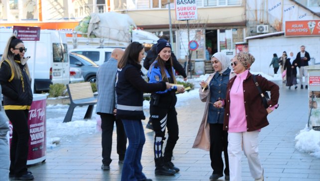 Hakkari'de polisler, kadınlara KADES'i anlattı