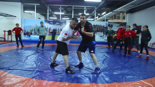 Hakkarili güreşçiler, bu yıl 78 madalya kazanarak kentteki çocuklara örnek oldu