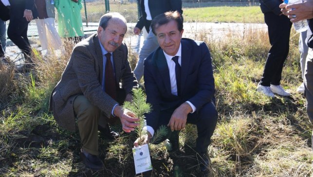 Ardahan Üniversitesi'nde "kampüste dikili bir ağacın olsun" etkinliğinde fidanlar toprakla buluşturuldu