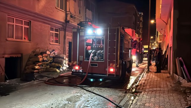Elazığ'da bir binanın çatısında çıkan yangın söndürüldü
