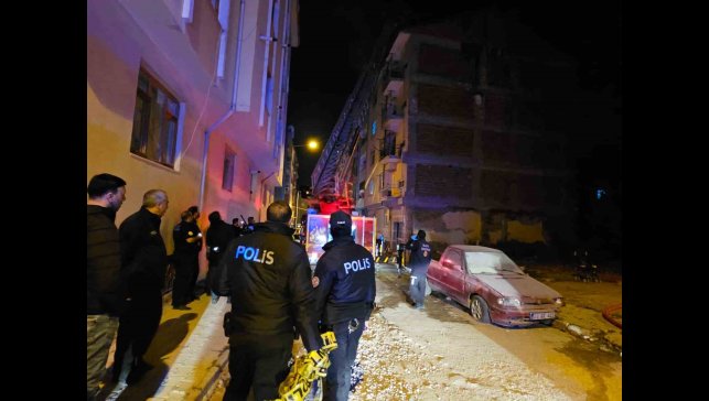 Elazığ'da çatı yangını: 1 kişi dumandan etkilendi