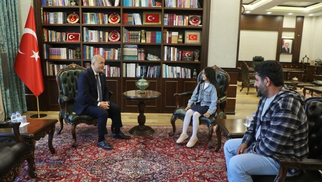 Elazığ Valisi Hatipoğlu, valilik hayali kuran küçük kızı makamında ağırladı
