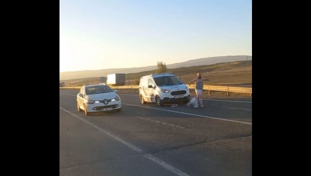 Trafiği birbirine kattı, araçların üzerine atladı, cam kırdı