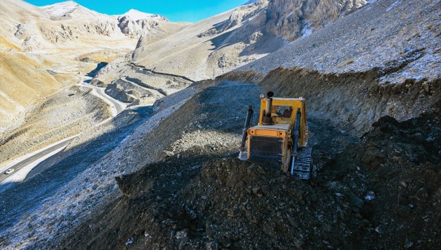 Van-Bahçesaray kara yolundaki çığ yataklarına "palyeli" önlem