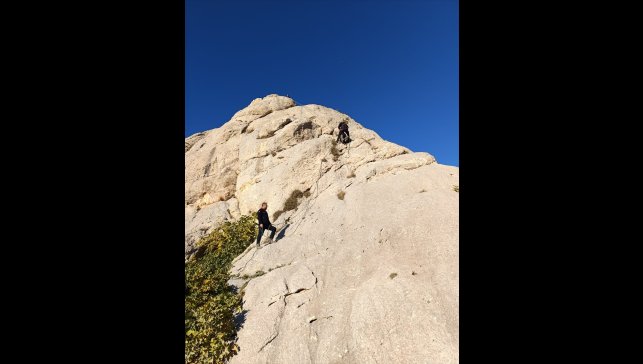 Van'da kayalıklarda mahsur kalan kişiyi AFAD ekipleri kurtardı