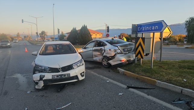 Erzincan'da iki otomobilin çarpışması sonucu 5 kişi yaralandı