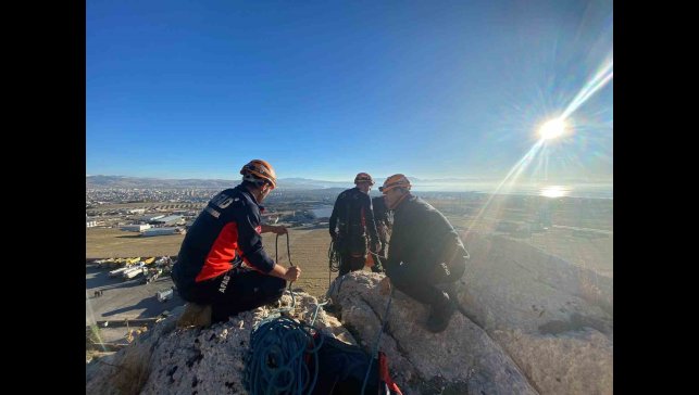 Van'da kayalıklarda mahsur kalan şahıs kurtarıldı