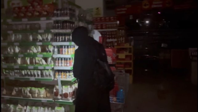 Erzincan'da vatandaşlar marketlerde cep telefonu ışığıyla alışveriş yaptı