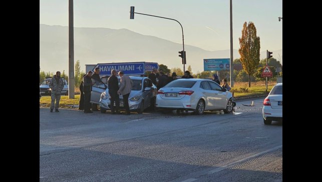 Erzincan'da iki otomobil çarpıştı: 5 yaralı