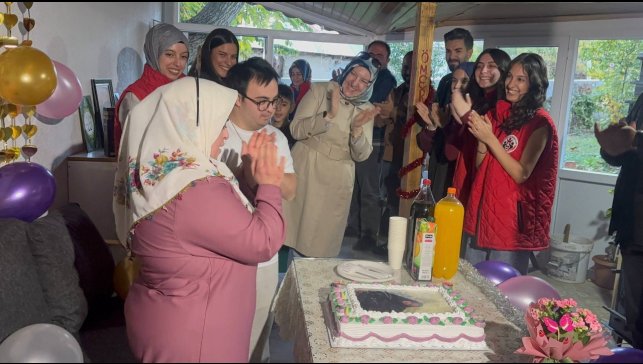 Gençlerden down sendromlu kardeşlere yürek ısıtan doğum günü sürprizi