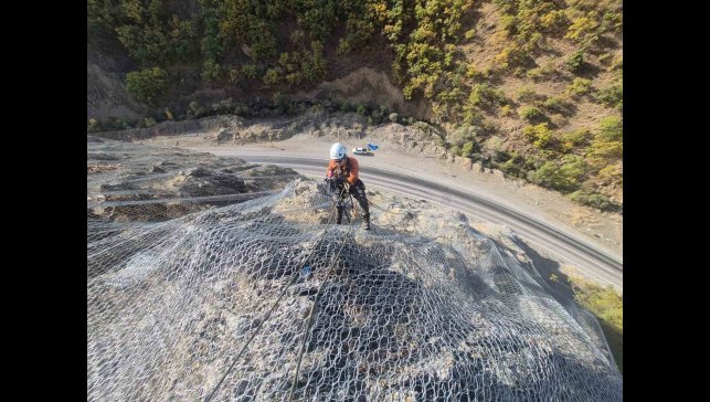 Pülümür yolunda taş düşmesi karşın güvenlik çalışmaları tamamlandı