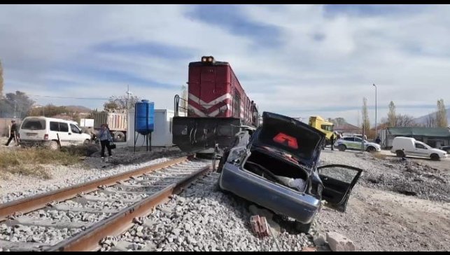 Malatya'da yük treni otomobil ile çarpıştı